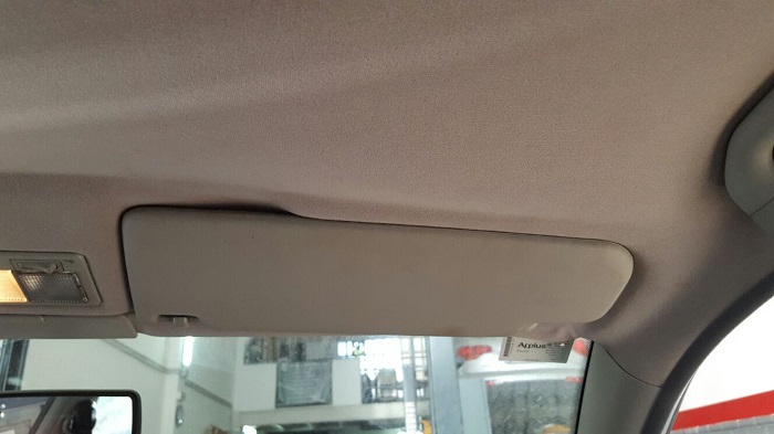 Cómo arreglar la tela del techo del coche que se cae