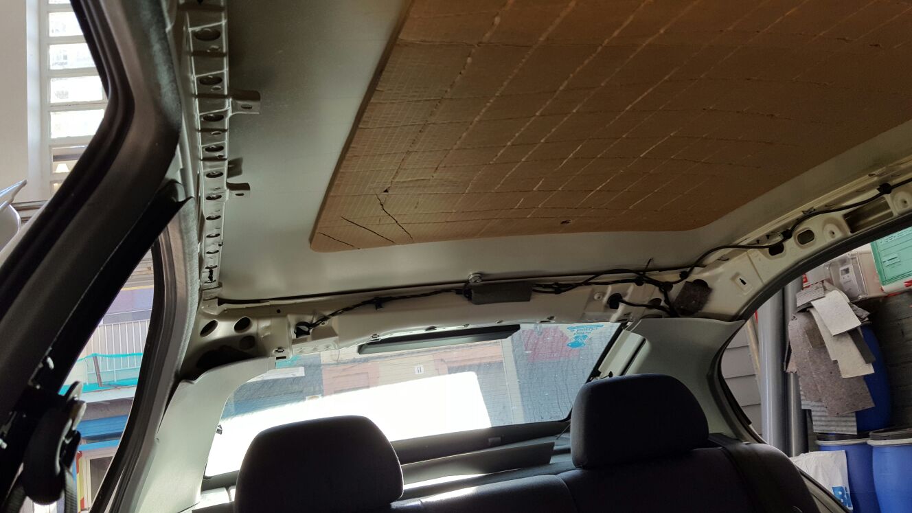 Cómo sustituir el tapizado del techo de un coche